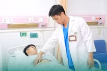 Trẻ 14 tuổi nguy kịch tính mạng sau 4 ngày tự điều trị đau bụng