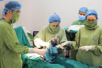 Phẫu thuật cứu sống song thai nguy kịch, mẹ và bé đều an toàn sau sinh