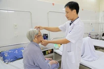 Cụ 96 tuổi bị ung thư da hiểm hóc lan từ má đến mắt mũi