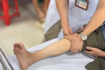 Đau tức, tê buốt hai chân, người đàn ông bị tắc nghẽn động mạch đùi