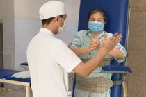 Tập phục hồi chức năng cho bệnh nhân u tủy ngực