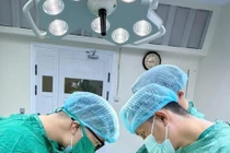 Bệnh nhi 2 tuổi sốt cao do viêm tinh hoàn