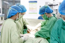 Can thiệp bào thai cứu sống song thai thiếu máu