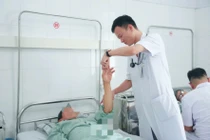 Chóng mặt, đi loạng choạng... không ngờ hẹp động mạnh cảnh 