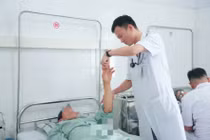 Chóng mặt, đi loạng choạng... không ngờ hẹp động mạnh cảnh 