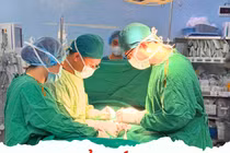 Sưng đau tinh hoàn uống thuốc gây hoại tử nặng phải cắt bỏ