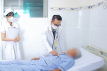 Hạt sapoche mắc kẹt trong phế quản người đàn ông 1 năm mà không biết