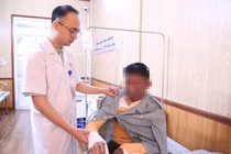 Bật bếp giữa lúc khí gas rò rỉ, hai vợ chồng bỏng nặng vùng mặt, cổ