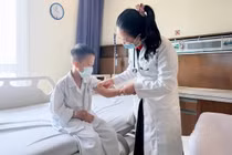 Chủ quan với vết xước nhỏ, bé trai 8 tuổi nhập viện do viêm mô tế bào