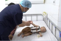 3000 trẻ khám tay chân miệng, bác sĩ chỉ rõ dấu hiệu trở nặng cần cấp cứu