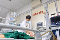 Liệt tứ chi vì viêm tủy sống