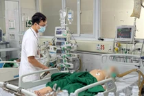 Cụ ông nhiễm khuẩn huyết, viêm màng não sau tiêm đau cổ