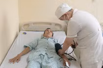 Ho ra cả chén máu, bác sĩ chỉ rõ nhiều bệnh gây ho ra máu sét đánh