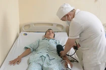 Ho ra cả chén máu, bác sĩ chỉ rõ nhiều bệnh gây ho ra máu sét đánh