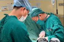 Nhiều lần truyền máu vì ung thư bàng quang xâm lấn cơ, bướu hơn 10cm