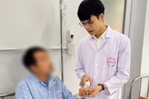 Dị dạng mạch máu hiếm gặp ăn mòn xương ngón tay