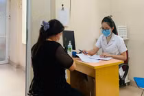 Nữ bác sĩ Khoác lại chiếc áo blouse trắng với trái tim được hồi sinh 