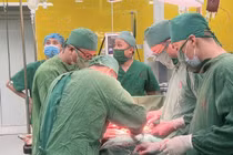 Chạy đua từng phút giây cứu người bệnh vỡ gan, dập ruột