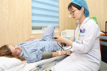 Khôi phục vận động cho du khách người Pháp sau tai nạn cột sống trên biển