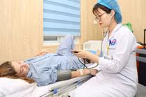 Khôi phục vận động cho du khách người Pháp sau tai nạn cột sống trên biển