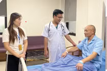 Đang làm việc, người đàn ông Trung Quốc choáng váng do nhồi máu cơ tim