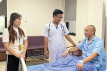 Đang làm việc, người đàn ông Trung Quốc choáng váng do nhồi máu cơ tim