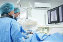 Chóng mặt, đi loạng choạng... không ngờ hẹp động mạnh cảnh 