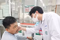 Kéo xe sa lầy, tài xế bị dây xích đứt văng vào mặt nguy kịch, phải bỏ bên mắt