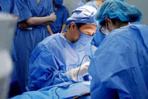  Lấy ráy tai hộ nhau, người đàn ông suýt mất thính lực vĩnh viễn
