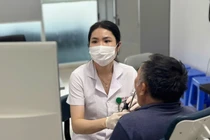 Xương cá dài 4,5 cm cắm sâu vào hạ họng người đàn ông 60 tuổi