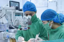 Củng mạc bị rách do dị vật xuyên thấu mắt