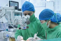 Củng mạc bị rách do dị vật xuyên thấu mắt