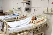 Sốt liên tục 10 ngày, trẻ 15 tuổi biến chứng nguy kịch vì Whitmore