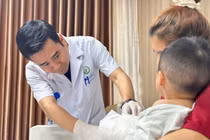 Cứu bàn tay gần đứt rời do máy dập cốc của bé 22 tháng tuổi 
