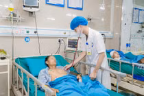 Cứu người đàn ông vỡ khối u gan gây mất máu cấp