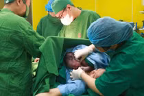 Mổ cấp cứu cho sản phụ thai to, ngôi mặt sẹo mổ cũ dính