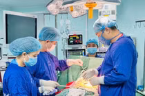 Cụ ông 80 tuổi viêm phúc mạc, thủng ruột vì xương cá 