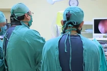 Đau lưng kéo dài không ngờ sỏi san hô khổng lồ xâm lấn thận