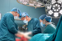 Giữ chân cho cô gái trẻ sau cú chèn ép kinh hoàng của xe tải