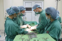 Khối u nang buồng trứng khủng chèn ép nội tạng cụ bà 98 tuổi