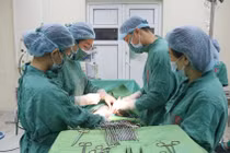 Lấy khối u nang buồng trứng khủng cho cụ bà 98 tuổi