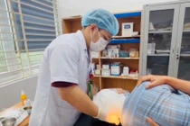 Cụ ông 88 tuổi viêm loét chảy mủ khắp đầu vì biến chứng đắp lá chữa zona