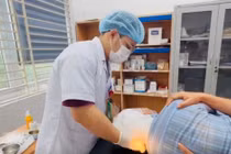 Cụ ông 88 tuổi viêm loét chảy mủ khắp đầu vì biến chứng đắp lá chữa zona