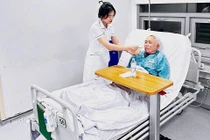 Gãy cổ xương đùi mổ muộn, biến chứng nguy hiểm đe dọa tính mạng