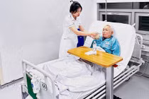 Gãy cổ xương đùi mổ muộn, biến chứng nguy hiểm đe dọa tính mạng