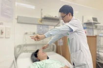 Hút huyết khối tĩnh mạch não hiếm gặp cứu thanh niên 19 tuổi