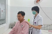 Ho kéo dài hơn 5 tháng không ngờ xương cá mắc trong phổi