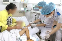 Trẻ 4 tuổi nhiễm khuẩn huyết, suy đa tạng vì mèo cắn đắp thuốc nam