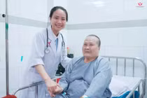 Gắp thành công hạt hồng xiêm mắc trong phổi cụ bà suốt hơn 2 tháng