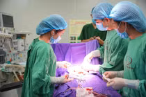 Mổ cấp cứu lấy thai, điều trị thành công cho sản phụ mắc hội chứng HELLP